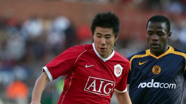 Striker Manchester United Fangzhuo Dong menggiring bola melewati bek Kaizer Chiefs Jimmy Tau selama pertandingan Vodacom Challenge di Pretoria, Afrika Selatan, 22 Juli 2006. Kaizer Chiefs memenangkan pertandingan 4-3 melalui adu penalti. FOTO AFP / ALEXANDER JOE.