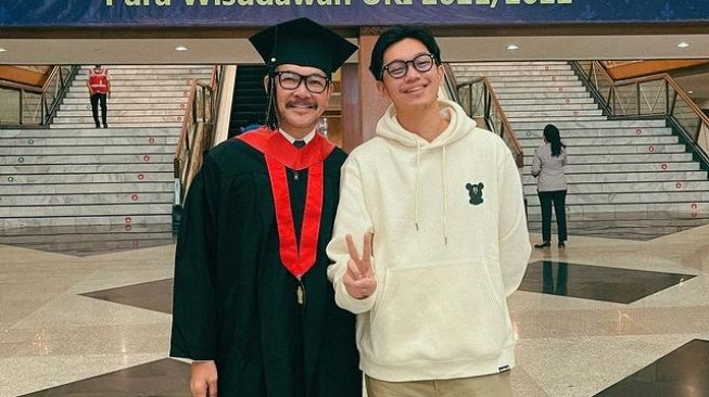 8 Artis yang Baru Wisuda S1 di Usia Tak Lagi Muda, Terbaru Aktor Ferry Salim