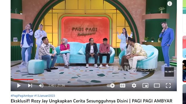 Rozy Zay dan pengacaranya. (Youtube/Trans TV)