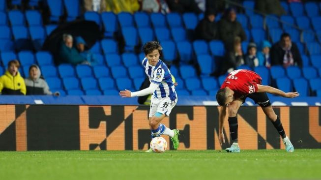 Pemain Real Sociedad Takefusa Kubo menggiring bola pada pertandingan 32 besar Piala Raja Spanyol melawan Mallorca, yang dimainkan di Reale Arena, San Sebastian, Rabu (18/1/2023) dini hari WIB. (ANTARA/AFP/Mutsu Kawamori/AFLO/Mutsu Kawamori)