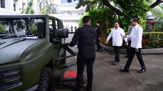 Menteri Pertahanan (Menhan) Prabowo Subianto bersama Presiden RI Joko Widodo (Jokowi) di Kemenhan, Rabu (18/1/2023). [Lukas - Biro Pers Sekretariat Presiden]