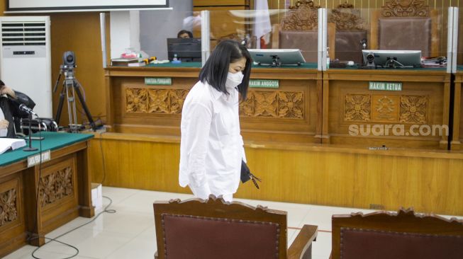 Terdakwa kasus pembunuhan Brigadir Yosua Hutabarat, Putri Candrawathi saat hadir untuk mengikuti sidang lanjutan di Pengadilan Negeri Jakarta Selatan, Rabu (18/1/2023). [Suara.com/Alfian Winanto]