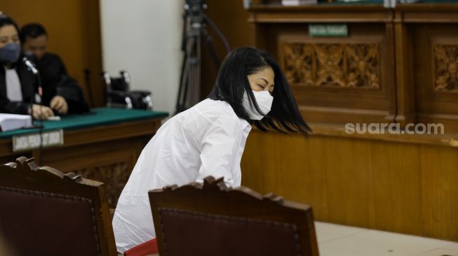 Terdakwa kasus pembunuhan Brigadir Yosua Hutabarat, Putri Candrawathi saat hadir untuk mengikuti sidang lanjutan di Pengadilan Negeri Jakarta Selatan, Rabu (18/1/2023). [Suara.com/Alfian Winanto]