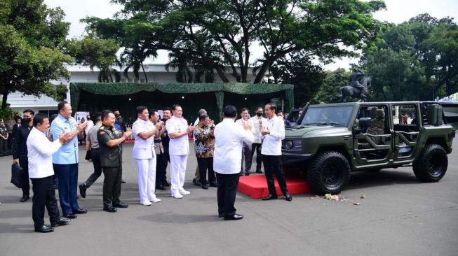 Menteri Pertahanan (Menhan) Prabowo Subianto bersama Presiden RI Joko Widodo (Jokowi) di Kemenhan, Rabu (18/1/2023). [Lukas - Biro Pers Sekretariat Presiden]