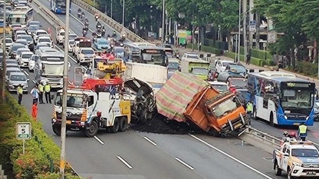 Brakkk! Tronton Vs Truk Traktor Kecelakaan Di Tol Dalam Kota Depan Gedung Kemenaker