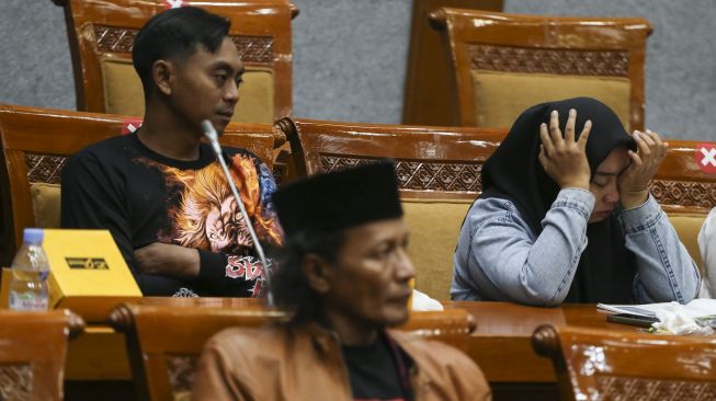 Sejumlah keluarga korban tragedi Stadion Kanjuruhan, Malang mengikuti rapat dengar pendapat umum bersama Komisi X DPR di Kompleks Parlemen, Senayan, Jakarta, Rabu (18/1/2023). [ANTARA FOTO/Rivan Awal Lingga/].