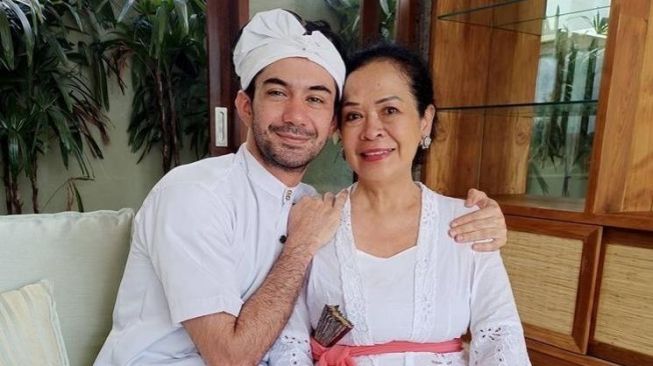 Artis dan Ibu yang Beda Agama (Instagram/@pratiwimatulessy)