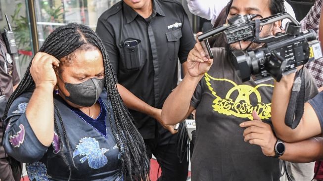 Istri dari Gubernur Papua nonaktif Lukas Enembe, Yulce Wenda (kiri) berjalan meninggalkan ruangan usai menjalani pemeriksaan di Gedung Merah Putih KPK, Jakarta, Rabu (18/1/2023). [ANTARA FOTO/M Risyal Hidayat].