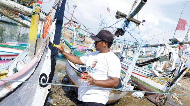 Gelar Aksi Sosial, Komunitas Nelayan di Madura Renovasi Perahu Hingga Bagikan Sembako