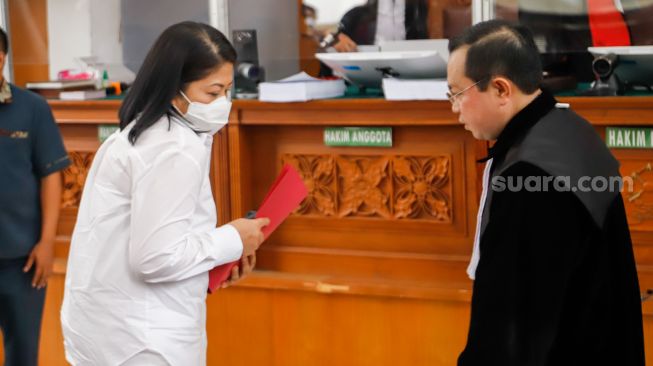 Terdakwa kasus pembunuhan Brigadir Yosua Hutabarat, Putri Candrawathi saat mengikuti sidang lanjutan di Pengadilan Negeri Jakarta Selatan, Rabu (18/1/2023). [Suara.com/Alfian Winanto]