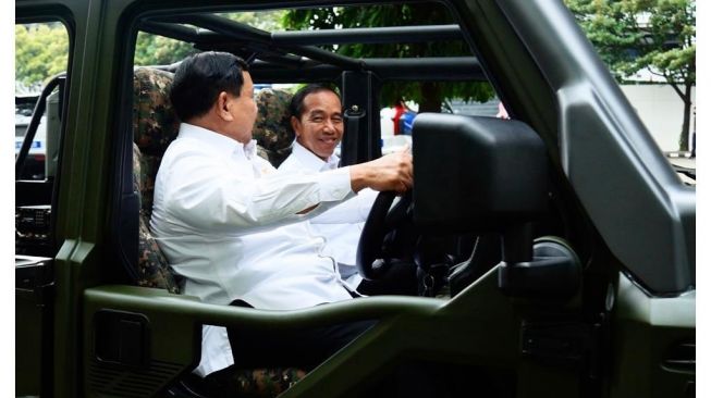 Boncengan Naik 'Maung', Prabowo Jadi Sopir Jokowi Tinjau Alutsista