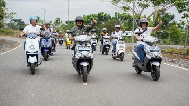 Begini Tanggapan Gubernur Kalsel saat Berkeliling dengan Motor Listrik