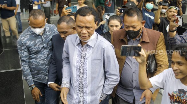 Tenaga Ahli PD Pasar Jaya, Rosario De Marshall alias Hercules berjalan keluar usai memenuhi panggilan Komisi Pemberantasan Korupsi (KPK) di Gedung Merah Putih KPK, Jakarta, Kamis (19/1/2023). [Suara.com/Alfian Winanto]