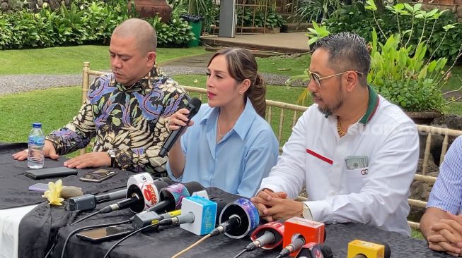 Adik perempuan Ferry Irawan, Maya di kawasan Cilandak, Jakarta (19/1/2023). [Suara.com/Adiyoga Priyambodo]