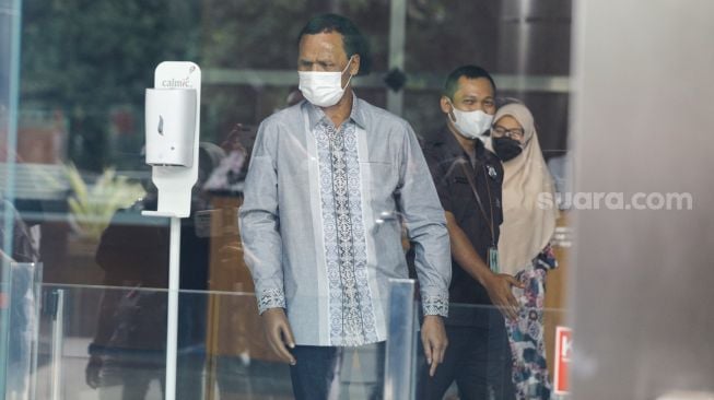 Tenaga Ahli PD Pasar Jaya, Rosario De Marshall alias Hercules berjalan keluar usai memenuhi panggilan Komisi Pemberantasan Korupsi (KPK) di Gedung Merah Putih KPK, Jakarta, Kamis (19/1/2023). [Suara.com/Alfian Winanto]