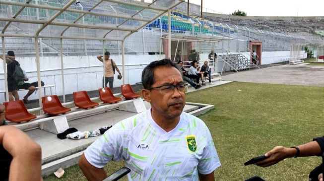 Pelatih Persebaya Surabaya, Aji Santoso. [ANTARA/Naufal Ammar Imaduddin]