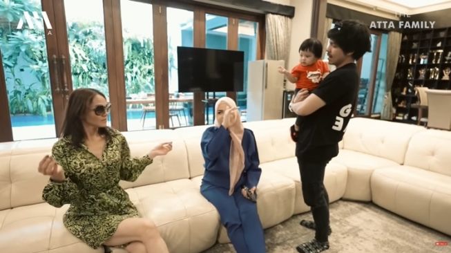 Momen Bunda Corla ke Rumah Aurel (YouTube/AH)