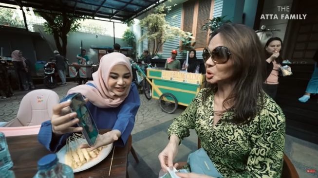 Momen Bunda Corla ke Rumah Aurel (YouTube/AH)