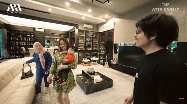 Momen Bunda Corla ke Rumah Aurel (YouTube/AH)