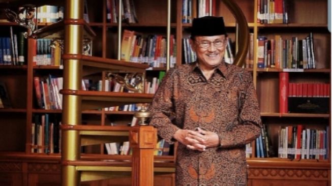 Potret B. J. Habibie (Instagram/@darwis_triadi)