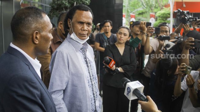 Tenaga Ahli PD Pasar Jaya, Rosario De Marshall alias Hercules berjalan keluar usai memenuhi panggilan Komisi Pemberantasan Korupsi (KPK) di Gedung Merah Putih KPK, Jakarta, Kamis (19/1/2023). [Suara.com/Alfian Winanto]