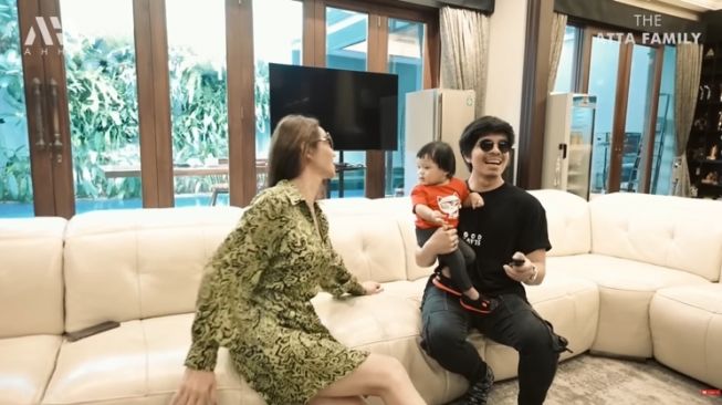 Momen Bunda Corla ke Rumah Aurel (YouTube/AH)