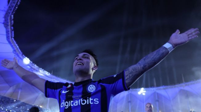 Penyerang Inter Milan asal Argentina Lautaro Martinez merayakan dengan para penggemar setelah memenangkan Piala Super Italia usai mengalahkan AC Milan dengan skor 3-0 di Stadion Internasional King Fahd di Riyadh pada 18 Januari 2023.Giuseppe CACACE/AFP