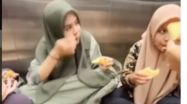 Aksi Sejumlah Cewek Berhijab Mukbang di Lift Banjir Kecaman: Itu Tempat Umum Woi, Bukan Lift Punya Bapak Kau!