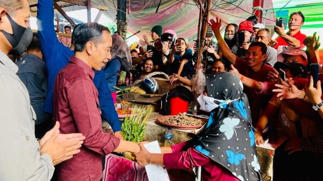 Pedagang Nasi Bungkus Langsung Buka Amplop dari Jokowi: Siapa Tahu Cuma Kata-Kata Mutiara