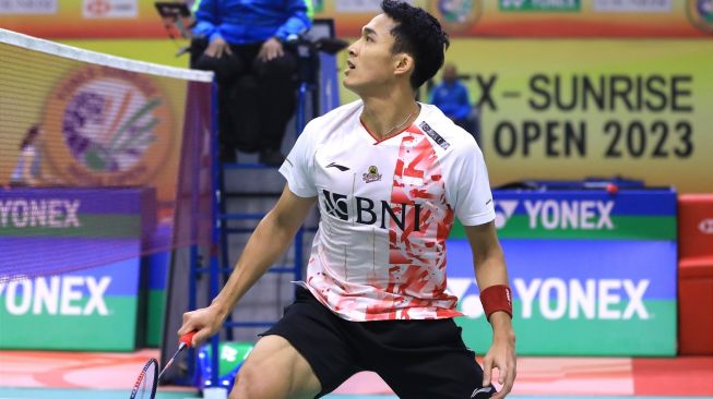 Tunggal putra Indonesia Jonatan Christie saat tampil di babak 16 besar India Open 2023. (dok.PBSI)