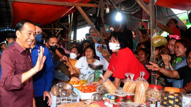 Presiden Joko Widodo atau Jokowi mengunjungi Pasar Airmadidi di Kabupaten Minahasa Utara, Sulawesi Utara, Kamis (19/1/2023). (Rusman - Biro Pers Sekretariat Presiden)