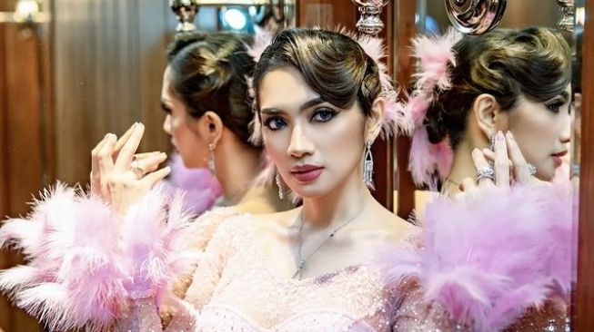 Tampil Seperti ABG, Intip 10 Potret Perayaan Ultah Angel Karamoy yang Mini Dress-nya Jadi Pusat Perhatian