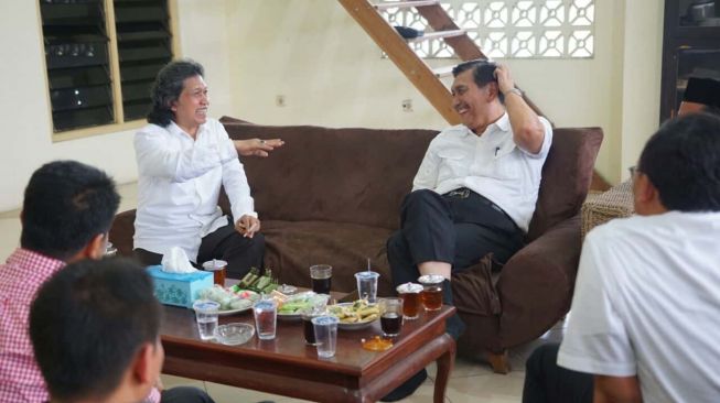 Santainya Cak Nun Saat Merokok depan Luhut yang Disebutnya Si 'Haman'