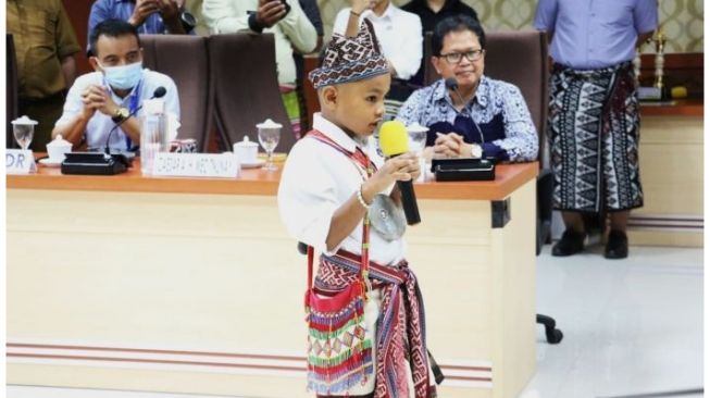 Luar Biasa! Siswa SD 8 Tahun Asal NTT Juara Matematika Tingkat Internasional, Warganet: Saingan Jerome Polin Nih