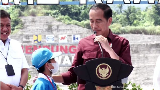 Lagi Resmikan Bendungan Kuwil Kawangkoan, Jokowi Malah Bagi-bagi Sepeda