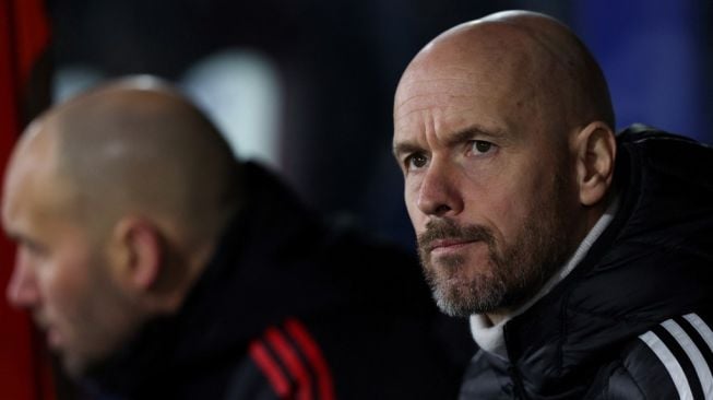 Gestur pelatih Manchester United, Erik ten Hag pada laga Liga Inggris kontra Crystal Palace di Selhurst Park, London, Kamis (19/1/2023) dini hari WIB. [ADRIAN DENNIS / AFP]