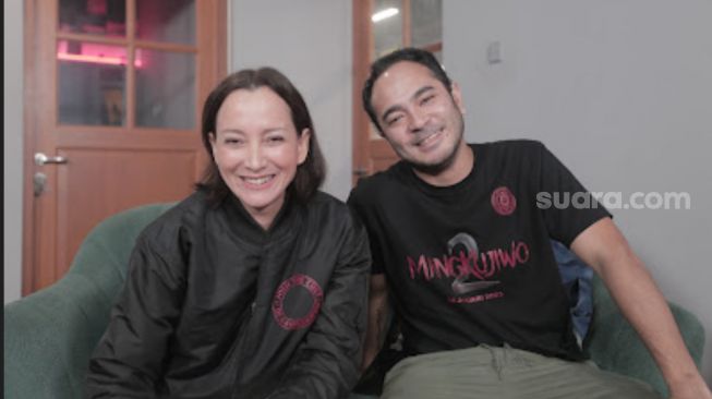 Karina Suwandi dan Marthino Lio di kantor redaksi Suara.com, Rabu (18/1/2023) [Suara.com/Adit Rianto]