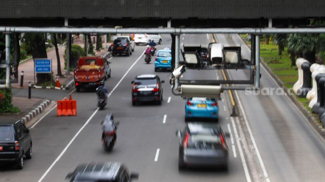 Sejumlah kendaraan bermotor melintas di bawah alat sistem jalan berbayar elektronik atau Electronic Road Pricing (ERP) di Jalan Medan Merdeka Barat, Jakarta Pusat, Kamis (19/1/2023). [Suara.com/Alfian Winanto]