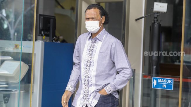 Tenaga Ahli PD Pasar Jaya, Rosario De Marshall alias Hercules berjalan keluar usai memenuhi panggilan Komisi Pemberantasan Korupsi (KPK) di Gedung Merah Putih KPK, Jakarta, Kamis (19/1/2023). [Suara.com/Alfian Winanto]