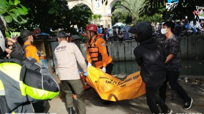 Tukang Sapu Temukan Wanita Berinisial RN Tewas Mengambang di Danau Perumahan Citra 8 Kalideres