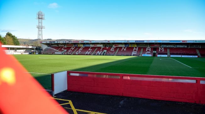 Stadion Whaddon Road, kandang klub baru Elkan Baggott, Cheltenham Town. [Laman resmi Cheltenham Town]