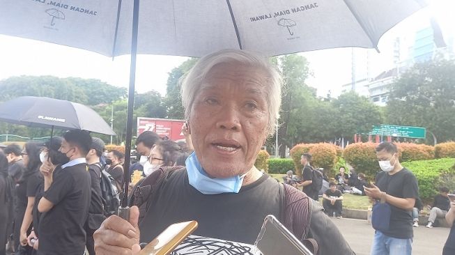 Bedjo Untung, korban pelanggaran HAM berat peristiwa 65' ikut aksi Kamisan ke-760 di seberang Istana Kepresidenan, Jakarta, pada Kamis (19/1/2023) sore. [Suara.com/Arga)