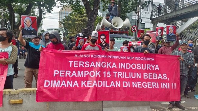 Sejumlah korban Koperasi Simpan Pinjam (KSP) Indosurya melakukan demonstrasi di depan Patung Kuda Jakarta Pusat, pada Kamis (19/1/2023). [Ist]