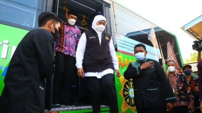 Gubernur Jatim Khofifah Indar Parawansa meninjau operasional bus Trans Jatim. ANTARA/HO-Biro Adpim Jati