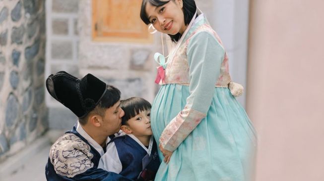 Potret Maternity Shoot Terbaru Rinni Wulandari di Korea (@Instagram/@rinni_w)