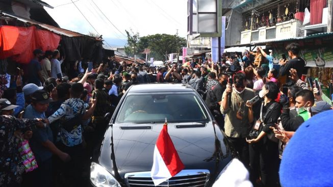 Cerita Jokowi Jalan Kaki 30 Menit Gegara Mobilnya Tak Bisa Gerak Leluasa di Minahasa Utara