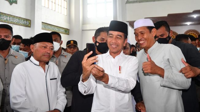 Presiden Joko Widodo atau Jokowi berfoto bersama warga di Masjid Ahmad Yani Manado, Jumat (20/1/2023). (Rusman - Biro Pers Sekretariat Presiden)