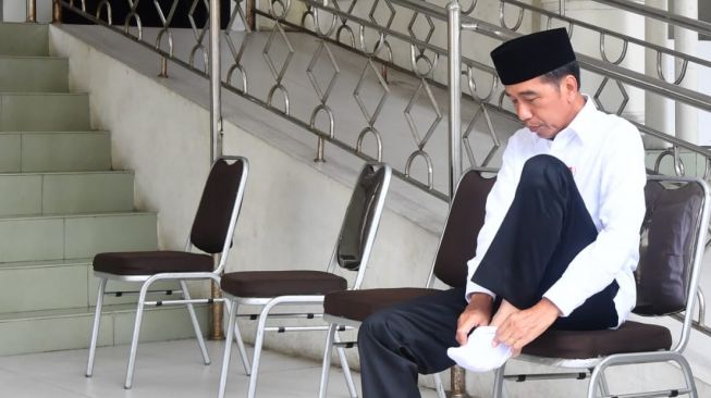 Presiden Joko Widodo atau Jokowi usai menunaikan ibadah salat Jumat di Masjid Ahmad Yani Manado, Jumat (20/1/2023). (Rusman - Biro Pers Sekretariat Presiden)