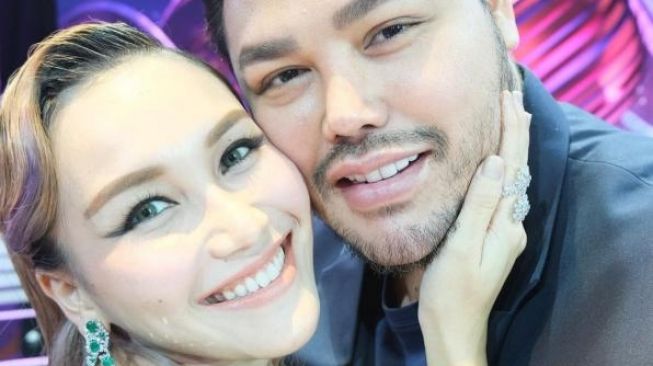 Potret mesra Ivan Gunawan dan Ayu Ting Ting (Instagram/@ivan_gunawan)