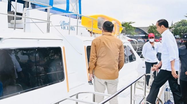 Presiden Joko Widodo atau Jokowi tengah menaiki Kapal Motor Ultimate Victory menuju Dermaga Pulau Bunaken, Jumat (20/1/2023). (Laily Rachev - Biro Pers Sekretariat Presiden)